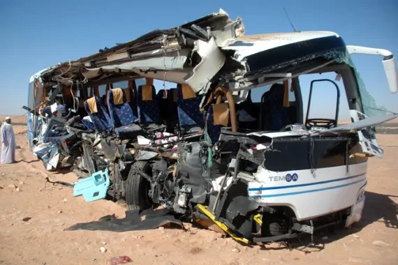 Грузовик протаранил микроавтобус в Египте: много погибших и пострадавших