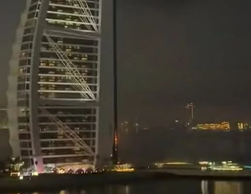 Обломки беспилотника попали в здание отеля Burj Al Arab в Дубае