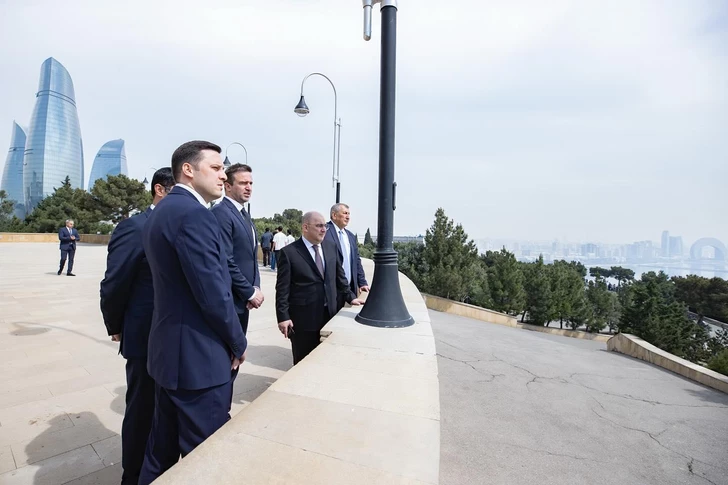 Media.az - Новости Азербайджана - Президент CEV посетил Аллею почетного захоронения и Аллею шехидов
