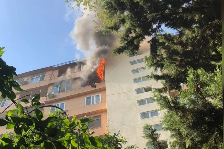 Сильный пожар произошел в жилом доме в Баку