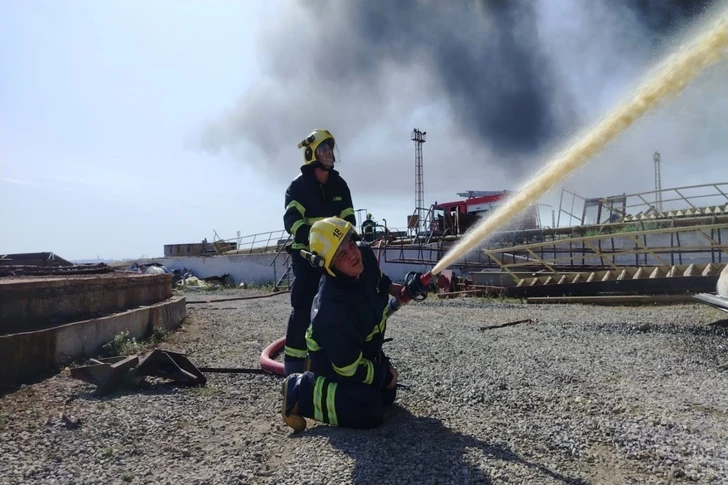 Media.az - Новости Азербайджана - В Баку произошёл пожар в районе нефтяных резервуаров: на месте работают пожарные