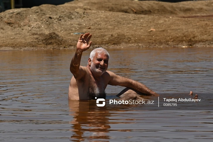 Врач объяснил, чем опасно купание в Соленом озере для здоровья человека