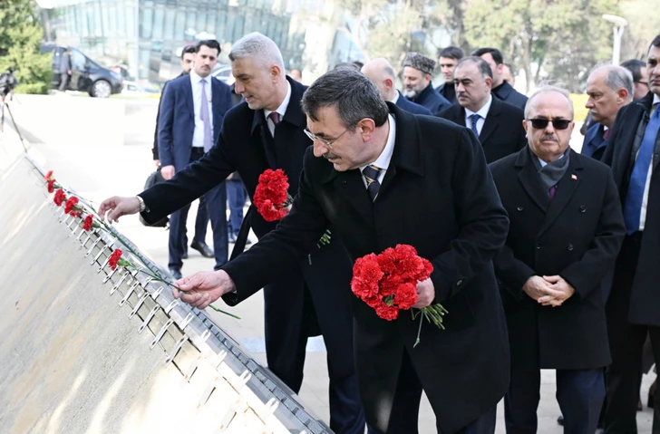 Media.az - Новости Азербайджана - Аллею шехидов посетила Делегация с вице-президентом Турции
