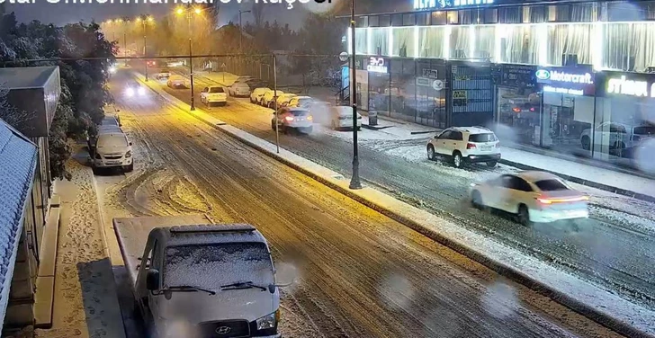 На улицах Баку из-за снегопада затруднено движение транспорта