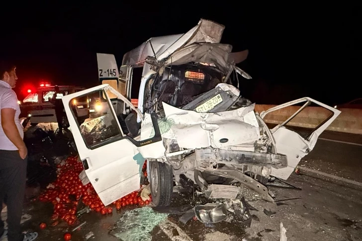В Уджаре столкнулись два грузовика: погибли два человека