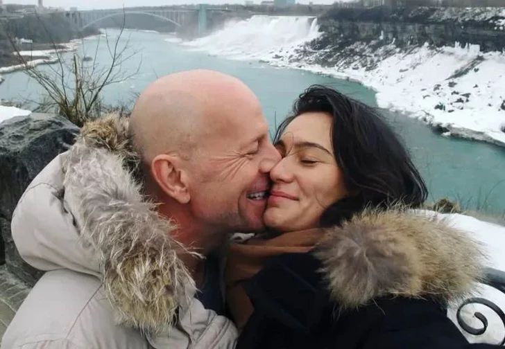 Жена Брюса Уиллиса ответила на критику после объявления о том, что она с детьми съехала от актера