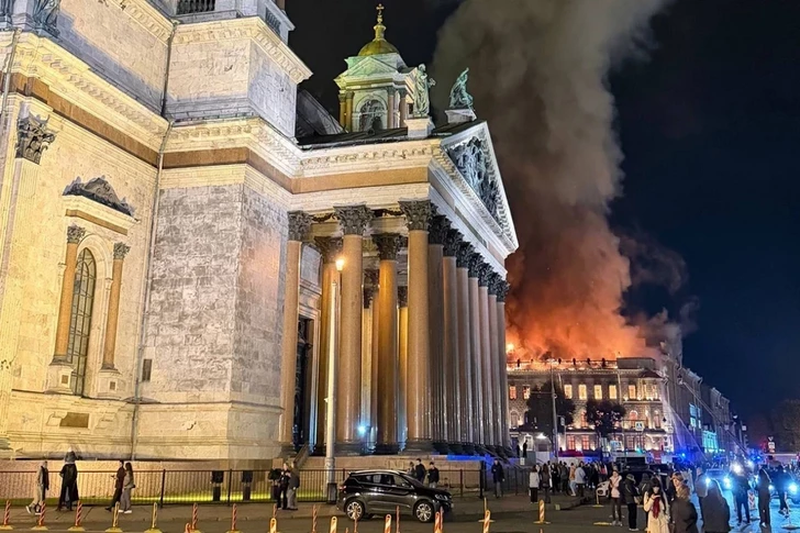 В центре Санкт-Петербурга произошел сильный пожар в особняке Миллера