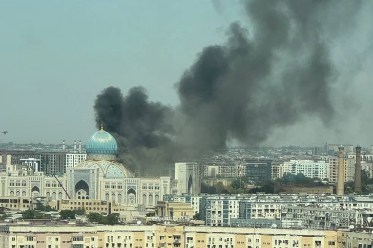 Пламя на стройке: в Центре исламской цивилизации Ташкента произошел пожар