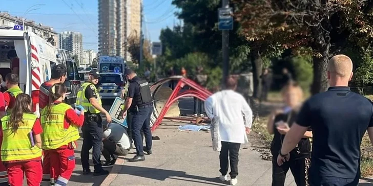 Автомобиль влетел в людей на остановке в Киеве: есть погибшие и пострадавшие