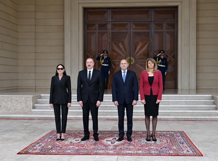 В Баку состоялась церемония официальной встречи Президента Болгарии