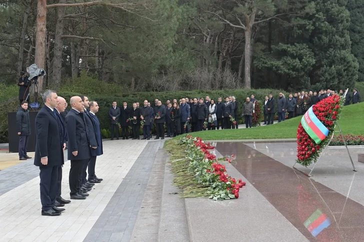 Media.az - Новости Азербайджана - Чиновники Азербайджана посетили могилу Гейдара Алиева