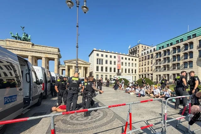 Media.az - Новости Азербайджана - Акция протеста в Берлине: Тунберг и десятки активистов приклеили себя к земле у офиса Rheinmetall