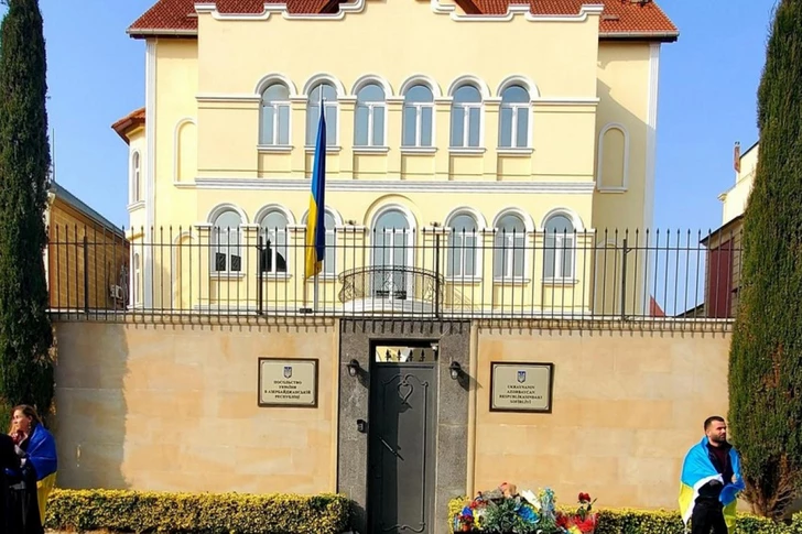 В посольстве Украины в Азербайджане приспущены флаги
