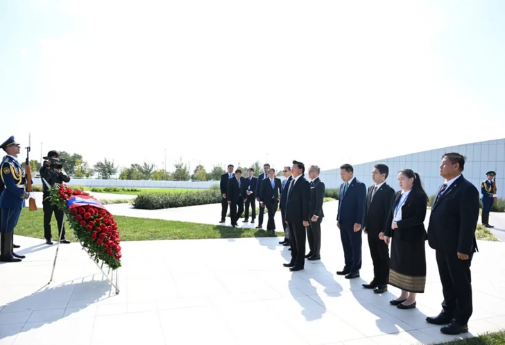 Президент Лаоса Тхонглун Сисулит посетил Парк Победы в Баку