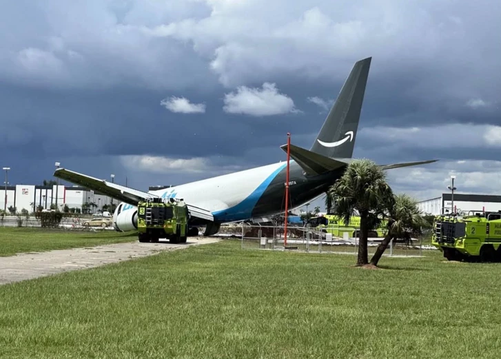 Грузовой Boeing выкатился за пределы взлетной полосы в Майами: есть погибшие