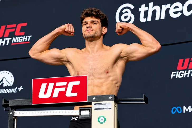 Азербайджанского бойца дисквалифицировали в финале UFC за запрещённый удар