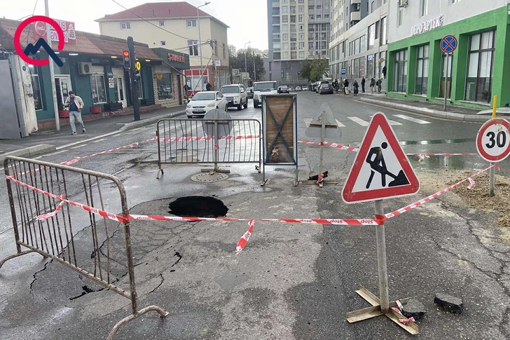 В одном из бакинских поселков просела дорога