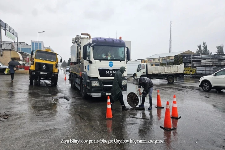 Сильные дожди в Азербайджане: ливневые воды отводят с улиц и проспектов