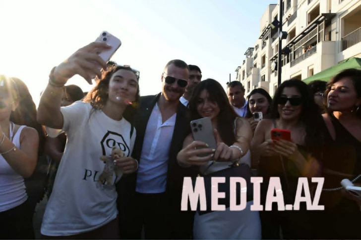 Media.az - Новости Азербайджана - Керем Бюрсин получил именную звезду на Sea Breeze Walk of Fame