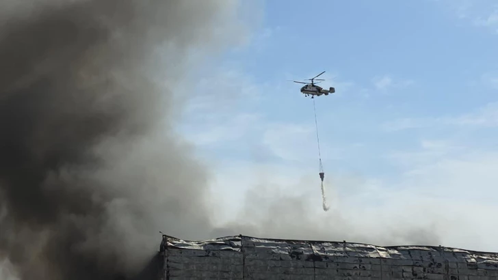 Media.az - Новости Азербайджана - В Локбатане спасатели продолжают тушение пожара и вывоз товаров со склада