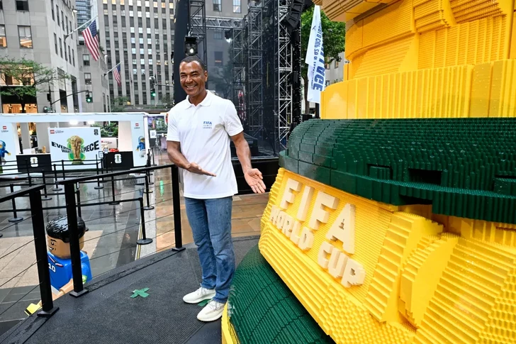 Media.az - Новости Азербайджана - LEGO представила гигантский кубок ЧМ-2026 в Нью-Йорке