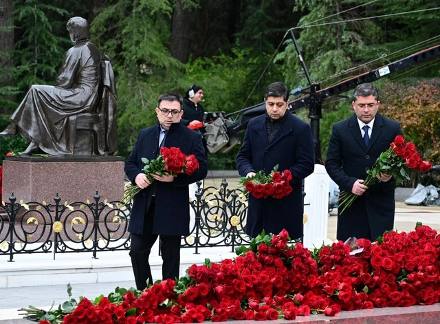 Media.az - Новости Азербайджана - Чиновники Азербайджана посетили могилу Гейдара Алиева