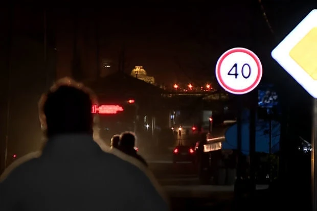 В Баку дорога без освещения представляет опасность для прохожих