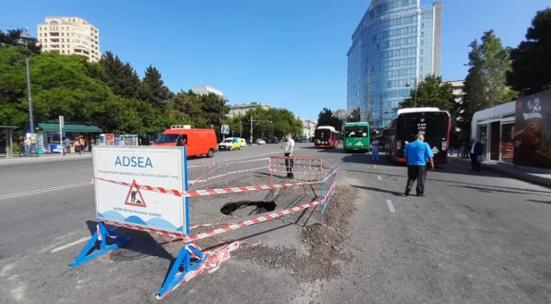 В центре Баку провалился участок дороги