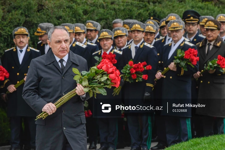 Media.az - Новости Азербайджана - Чиновники Азербайджана посетили могилу Гейдара Алиева