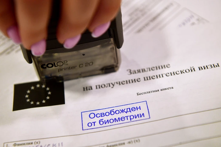 ЕС не будет ужесточать визовую политику в отношении россиян