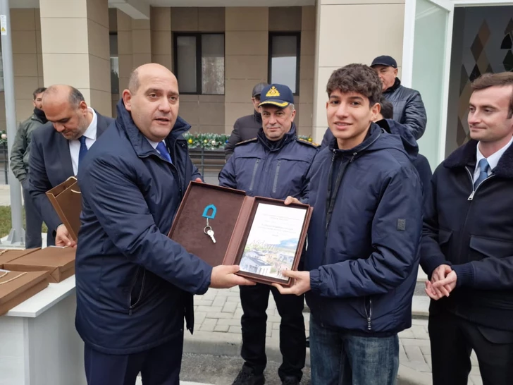 Очередной караван переселенцев прибыл в город Агдам, им вручены ключи от квартир