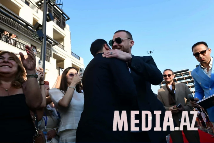 Media.az - Новости Азербайджана - Керем Бюрсин получил именную звезду на Sea Breeze Walk of Fame