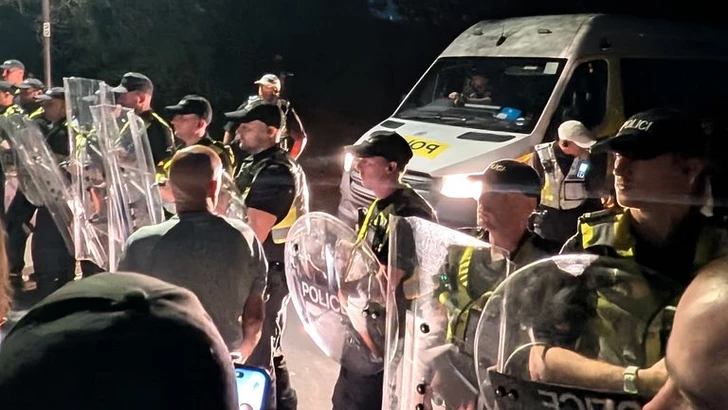В Англии прошли протесты из-за высадки более сотни мигрантов