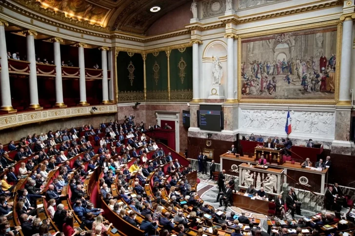 Парламент Франции выразил вотум недоверия правительству страны
