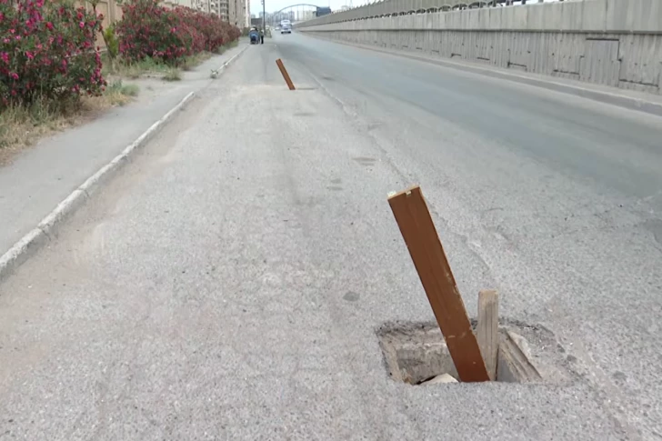 На трассе Баку — Сумгайыт открытые люки создают угрозу для водителей