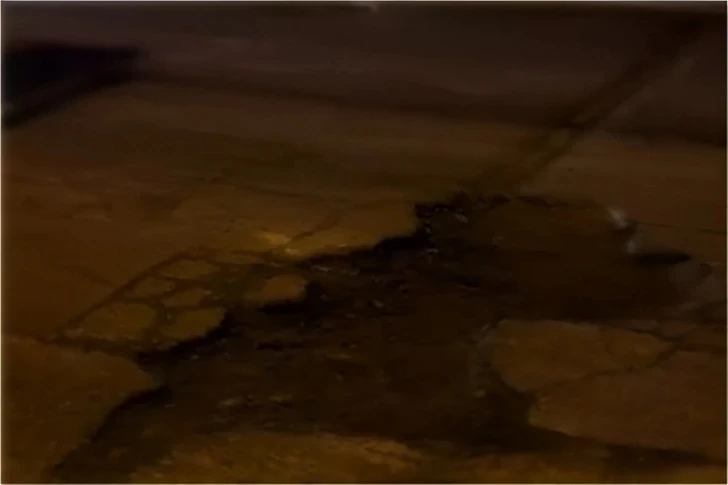 В Баладжары несколько месяцев не устраняют опасные провалы на дороге