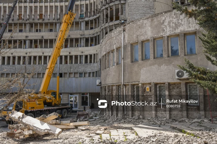 В Баку начался снос зданий в охранной зоне железной дороги