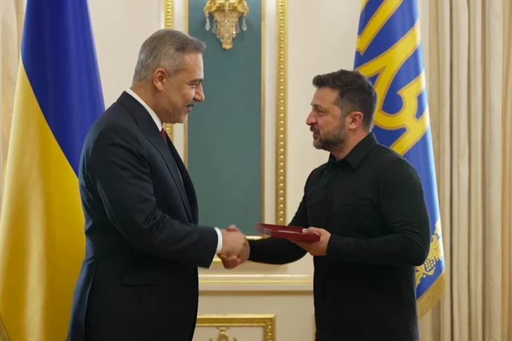 Зеленский наградил Хакана Фидана орденом «За заслуги» II степени