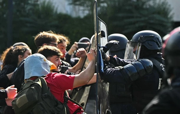 Во Франции с начала протестов старшеклассников задержали более 6,6 тыс. человек