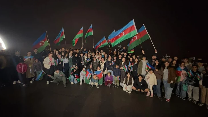 Media.az - Новости Азербайджана - Ниагарский водопад окрасился в цвета азербайджанского флага в честь Дня независимости