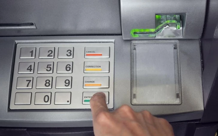 Почему в банкоматах часто нет купюр по 1 и 5 манатов? Объяснение эксперта