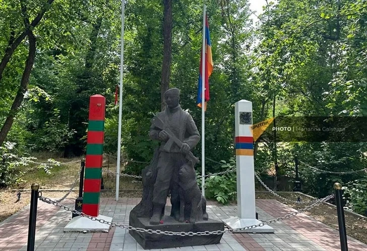 Акт вандализма в ереванском парке: сорваны флаг и герб России