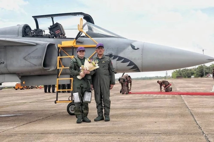 Королева Таиланда стала первой женщиной-пилотом истребителя Gripen в стране