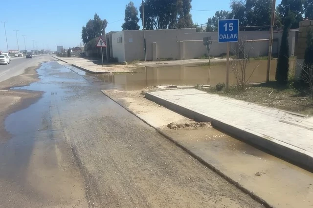 В Нардаране затоплен переулок: вода течёт 22 дня
