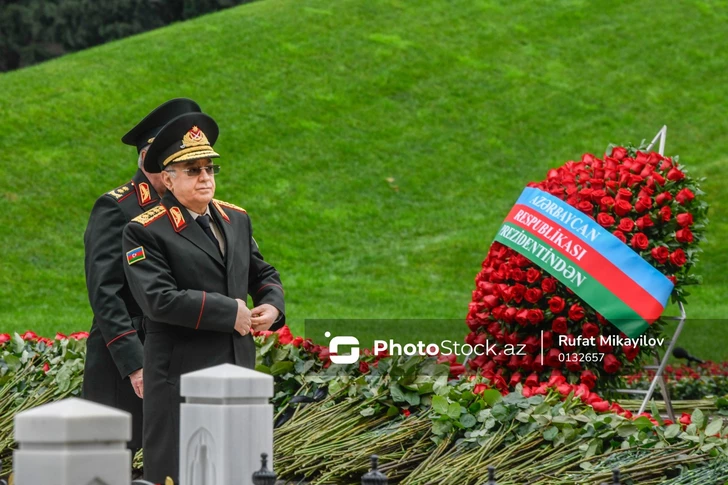 Media.az - Новости Азербайджана - Чиновники Азербайджана посетили могилу Гейдара Алиева