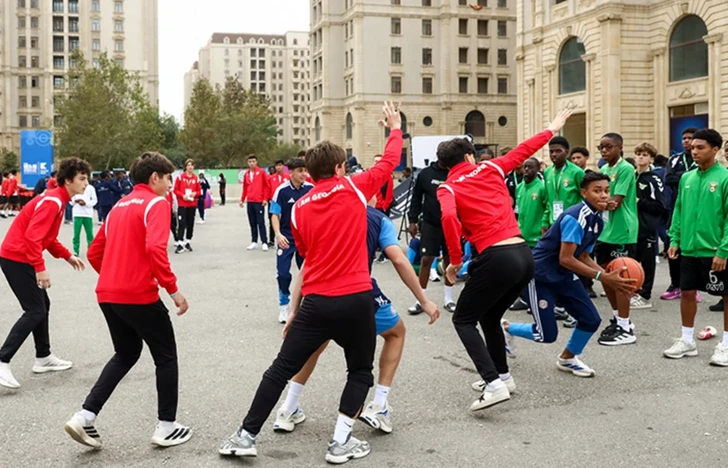 Юные футболисты чемпионата FIFA U-15 провели день отдыха с музыкой, играми и экскурсиями по Баку