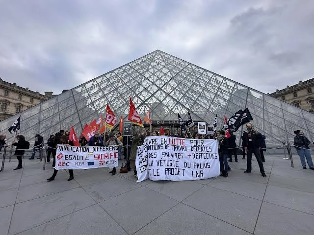 В Париже протестующие заблокировали вход в Лувр