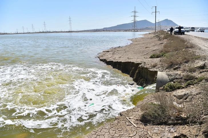 Media.az - Новости Азербайджана - Локбатан под водой: служба водоснабжения откачивает воду с затопленных территорий