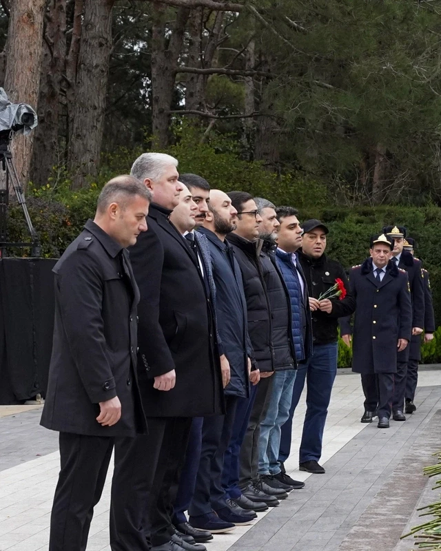 Media.az - Новости Азербайджана - Чиновники Азербайджана посетили могилу Гейдара Алиева