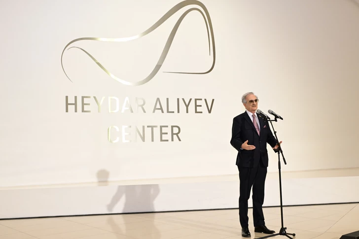 Media.az - Новости Азербайджана - В Центре Гейдара Алиева открылась выставка скульптора Андрея Осташова «Тайна розы»